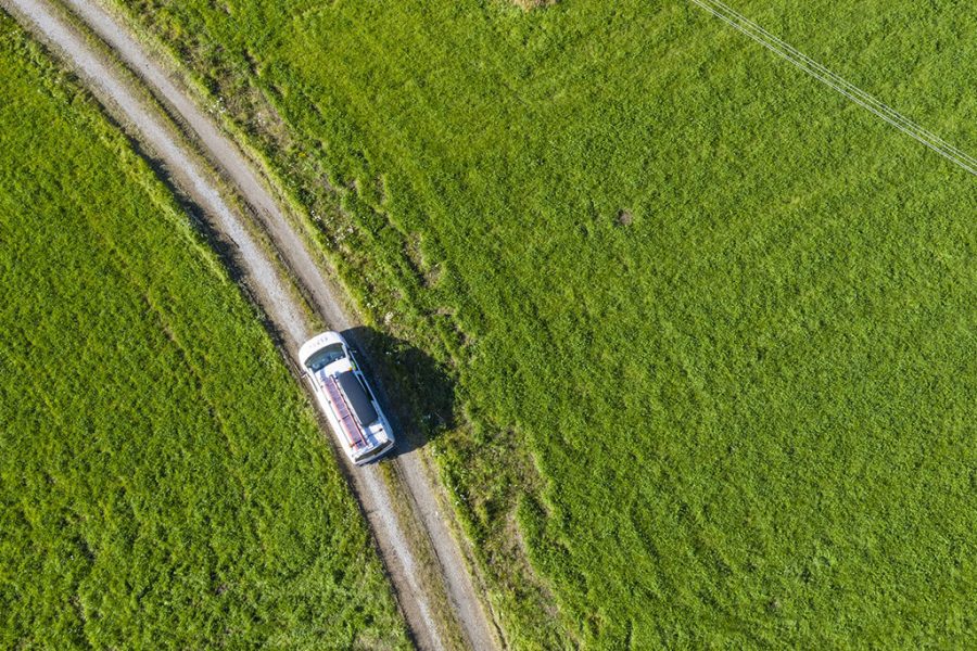 Pakettiauto ajaa tiellä